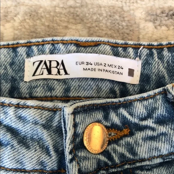 Light Washed High Rise Zara Jeans (US-2) - Picture 2 of 5